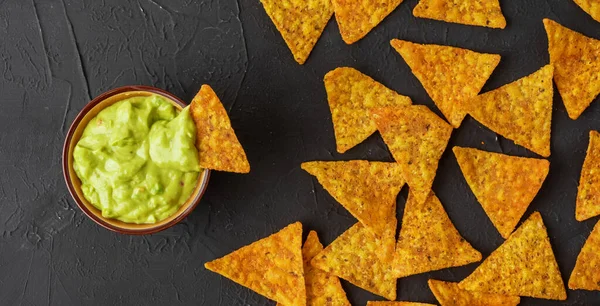 Mísa Guacamolovou Omáčkou Nachos Nebo Tortilla Chipsy — Stock fotografie