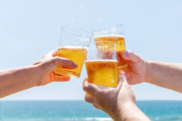 Τρεις Φίλοι Κάνουν Πρόποση Μπύρα Μια Παραλία Μπροστά Στη Θάλασσα — Φωτογραφία Αρχείου