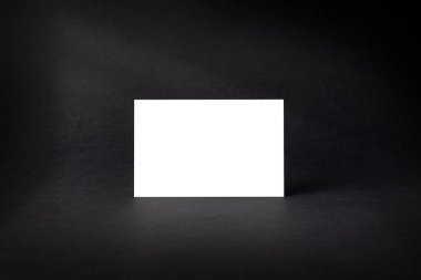 Siyah desenli gölgeli arka planda izole edilmiş kartvizit kopyası