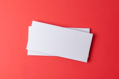 Kırmızı arka planda şirket kartvizitleri olan bir model.