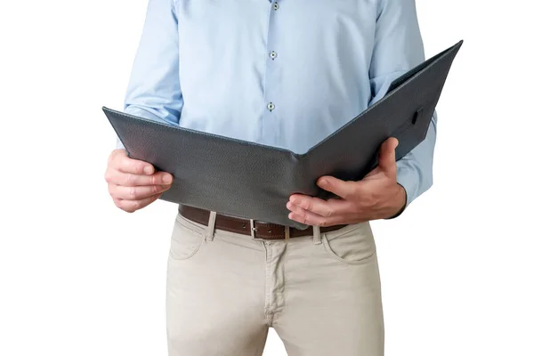 Mężczyzna Jasnoniebieskiej Koszuli Beżowych Spodniach Otwartym Folderem Białym Tle — Zdjęcie stockowe