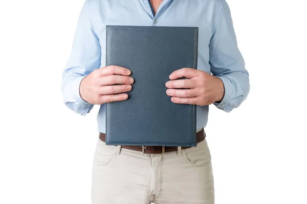 Mężczyzna Jasnoniebieskiej Koszuli Beżowych Spodniach Trzyma Folder Zamknięty Obiema Rękami — Zdjęcie stockowe