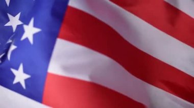 Amerika Birleşik Devletleri bayrağı ağır çekimde dalgalanıyor.