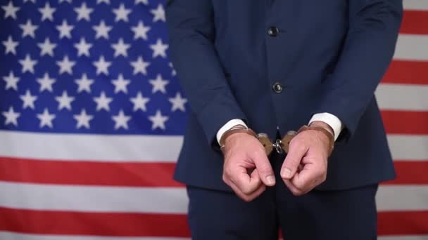 Megbilincselt Férfi Megpróbálja Levenni Bilincset Egy Öltönyös Üzletember Egyesült Államok — Stock videók