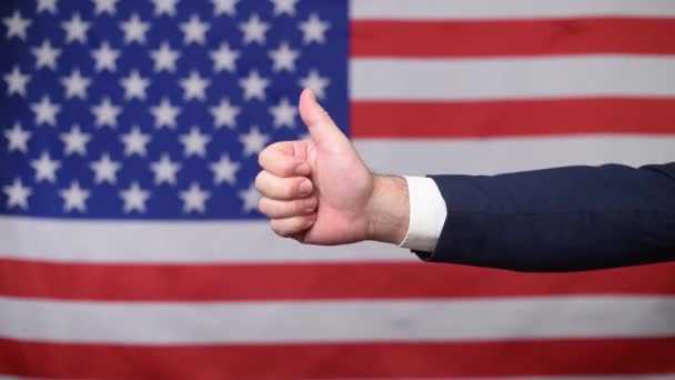 Duimen Hand Hand Goedkeuring Met Vlag Van Verenigde Staten Achtergrond — Stockvideo