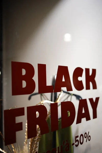 Inscrição Black Friday Vitrine Uma Noite Calma Véspera Grandes Vendas — Fotografia de Stock