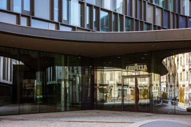 Lavazza genel merkez binasının ön cephesinden giriş grubu var. 08 Kasım 2021 Torino, Piedmont, İtalya.