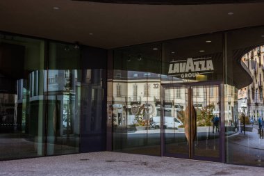 Lavazza genel merkez binasının ön cephesinden giriş grubu var. 08 Kasım 2021 Torino, Piedmont, İtalya.