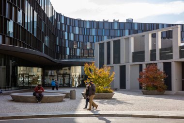 Lavazza genel merkez binasının ön cephesinden giriş grubu var. 08 Kasım 2021 Torino, Piedmont, İtalya.