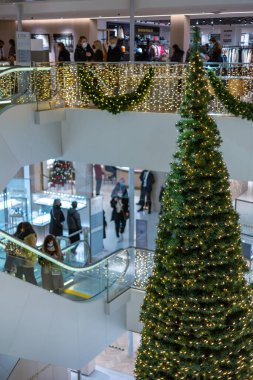 Paris, Fransa - DEC 04, 2021: Bir halk 