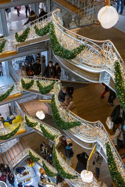 Paříž Francie Dec 2021 Luxusním Obchodním Domě Samaritaine Nakupují Lidé — Stock fotografie