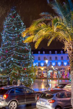 Tur, Fransa - NOV 27, 2021: Belediye Tur Salonu yakınlarında süslenmiş Noel ağacı. Bir palmiye ağacı ve Noel ışıkları yağmurda. Tours, Centre-Val de Loire, Fransa, 27 Kasım 2021