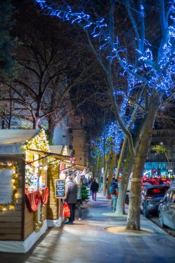 Paris, Fransa - DEC 01, 2021: St-Germain-des-Pre Kilisesi yakınlarındaki St. Germain Bulvarı 'ndaki Noel pazarında Noel Aydınlatmaları. Paris Fransa, 1 Aralık 2021