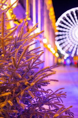 Kafenin yanındaki sokakta beyaz yapay buzla süslenmiş Noel ağacı. Eski Avrupa şehrinde Noel aydınlanması. Orleans, Fransa 'nın merkez meydanında Mucize Teker.