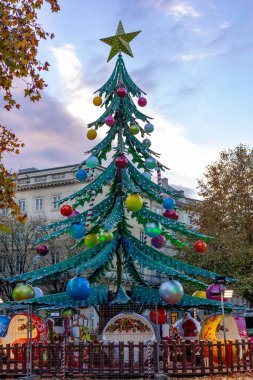 Bordeaux, Fransa - NOV 23 2021: Çocuk atlıkarınca şeklinde orijinal Noel ağacı. Bordeaux, Fransa, 23 Kasım 2021