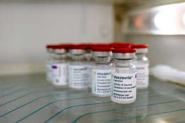 Khotyn, Ukrayna - OCT 18 2021: Bir doz Vaxzevria / COVID-19 AstraZeneca aşısı şehir meclisindeki aşı merkezindeki bir buzdolabına atılıyor. Khotyn, Ukrayna, 18 Ekim 2021