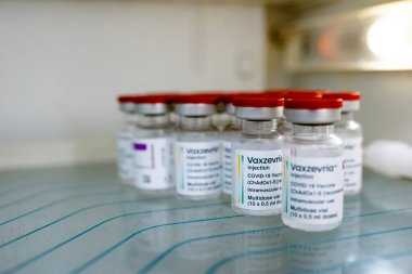 Khotyn, Ukrayna - OCT 18 2021: Bir doz Vaxzevria / COVID-19 AstraZeneca aşısı şehir meclisindeki aşı merkezindeki bir buzdolabına atılıyor. Khotyn, Ukrayna, 18 Ekim 2021