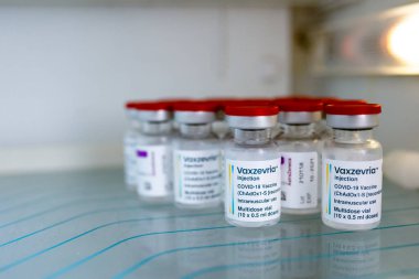 Khotyn, Ukrayna - OCT 18 2021: Bir doz Vaxzevria / COVID-19 AstraZeneca aşısı şehir meclisindeki aşı merkezindeki bir buzdolabına atılıyor. Khotyn, Ukrayna, 18 Ekim 2021