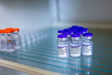 Khotyn, Ukrayna - OCT 18 2021: Bir doz Comirnaty BioNTech-Pfizer aşısı şehir meclisindeki aşı merkezindeki bir buzdolabına atıldı. Khotyn, Ukrayna, 18 Ekim 2021