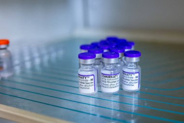 Khotyn, Ukrayna - OCT 18 2021: Bir doz Comirnaty BioNTech-Pfizer aşısı şehir meclisindeki aşı merkezindeki bir buzdolabına atıldı. Khotyn, Ukrayna, 18 Ekim 2021