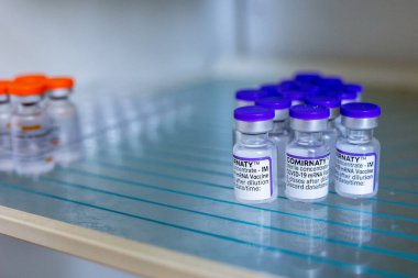 Khotyn, Ukrayna - OCT 18 2021: Bir doz Comirnaty BioNTech-Pfizer aşısı şehir meclisindeki aşı merkezindeki bir buzdolabına atıldı. Khotyn, Ukrayna, 18 Ekim 2021