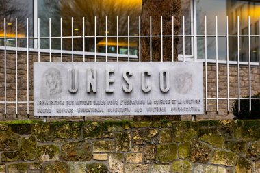 Paris, Fransa - DEC 03, 2021: Birleşmiş Milletler Eğitim, Bilim ve Kültür Örgütü (UNESCO) karargahının çitin üzerindeki UNESCO logosu Paris 'te, 3 Aralık 2021