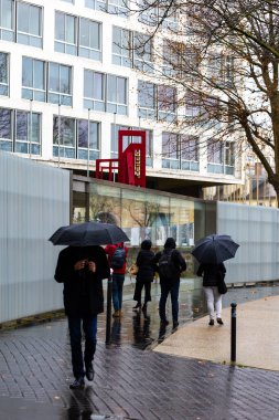 Paris, Fransa - DEC 03, 2021: Birleşmiş Milletler Eğitim, Bilim ve Kültür Örgütü 'nün (UNESCO) ana girişindeki ziyaretçiler Paris' te, 3 Aralık 2021