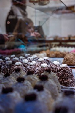 Pasta dükkanının vitrininde hazır pastalar. Kekler Le Merë leux, L 'Inmpensable ve L' Incroyable. Fransa-Belçika kökenli ünlü, nefis, leziz, leziz.