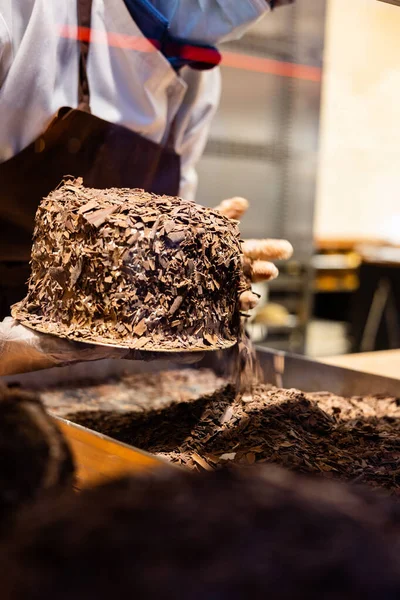 Une Main Confiseur Chocolatier Pendant Travail Fabrication Gâteau Les Merveilleux — Photo