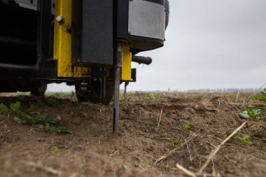 Toprak örnekleme - toprak numuneleri için otomatikleştirilmiş sonda toprak sondasından örnek alıyor. Hassas tarım teknolojisi hızla ilerliyor, detaylı saha bilgisi. Çevre koruma, toprak sertifikası, araştırma.