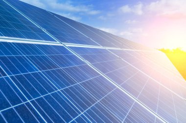 Güneş enerjisi mükemmel bir alternatif enerji kaynağıdır. Güneş fotovoltaik paneller, alternatif kaynaklı çevre dostu enerji. Arka planda güneş ışığı altında.