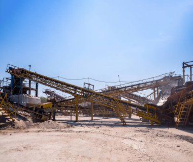 Ezici makineler, koni tipi taş öğütücü, taş ocağında ezilmiş granit çakıl taşlarını taşıma. Ezilmiş taş ve çakıl işleme tesisi. Madencilik ve Madencilik ekipmanları.