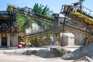 Ezici makineler, koni tipi taş öğütücü, taş ocağında ezilmiş granit çakıl taşlarını taşıma. Ezilmiş taş ve çakıl işleme tesisi. Madencilik ve Madencilik ekipmanları.