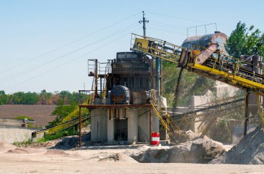 Ezici makineler, koni tipi taş öğütücü, taş ocağında ezilmiş granit çakıl taşlarını taşıma. Ezilmiş taş ve çakıl işleme tesisi. Madencilik ve Madencilik ekipmanları.