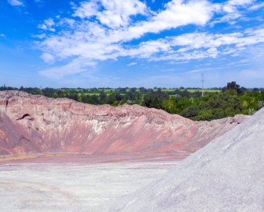 Madencilik ve maden malzemeleri. Ezilmiş taş ve çakıl işleme tesisi. Taş ocağı açık madenciliğine çakıl taşı dökülüyor..