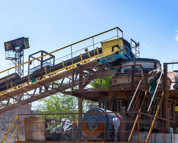 Verpletterende Machines Kegel Type Steenbreker Transporteren Verbrijzeld Graniet Grind Steen — Stockfoto