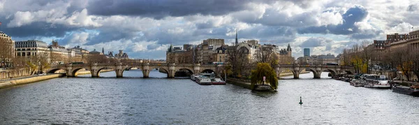 パリのセーヌ川堤防 シテ島とヌフの橋の眺め 雄大な古代フランスの街の美しい息をのむようなパノラマの街並み — ストック写真
