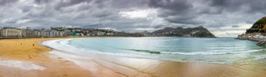 San Sebastian, Donostia, Gipuzkoa, Bask Bölgesi 'nin eski kasaba merkezinde La Concha kumsalı ve Santa Clara Adası' nın dramatik sonbahar panoramik manzarası - İspanya 'da sıcak kış