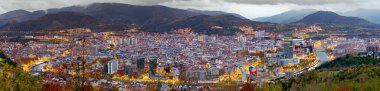 Artxanda tepesinden, İspanya 'nın Bask ülkesine, Artxanda tepesinden yağışlı havada sonbaharda Bilbao' nun çarpıcı akşam manzarası.