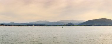 Santander Körfezi 'nin panoramik manzarası. Marinadan Cantabrian Dağları 'na manzara. Santander, Cantabria, İspanya.