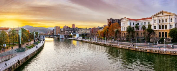 Bilbao Hiszpania Listopada 2021 Wspaniały Wieczorny Panoramiczny Widok Ujścia Rzeki — Zdjęcie stockowe