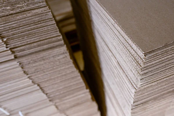 折叠纸板箱 瓦楞纸板纸被堆放在货盘上 工业生产中成品包装 — 图库照片