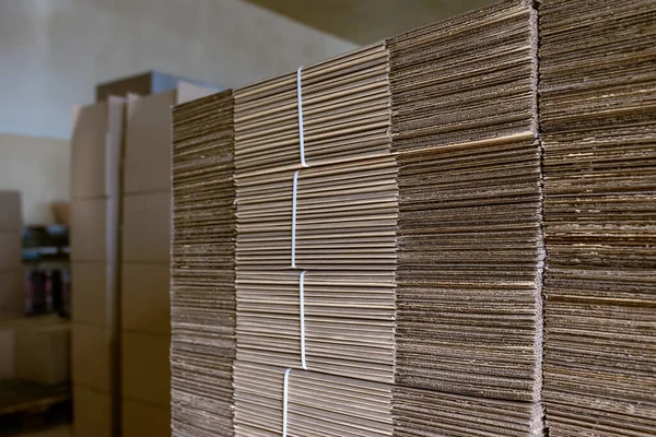 折叠纸板箱 瓦楞纸板纸被堆放在货盘上 工业生产中成品包装 — 图库照片