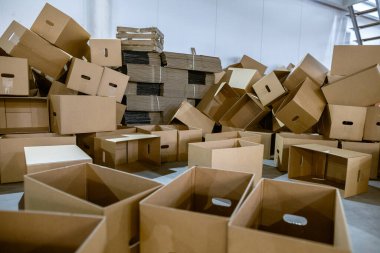 Parçalanmış ve birleştirilmiş, katlanmış karton kutular ve delinmiş karton kaplama kağıtlar. Endüstriyel üretimde bitmiş ürünlerin ambalajı.