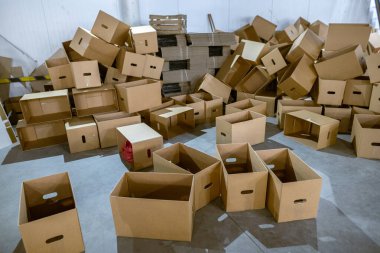 Parçalanmış ve birleştirilmiş, katlanmış karton kutular ve delinmiş karton kaplama kağıtlar. Endüstriyel üretimde bitmiş ürünlerin ambalajı.