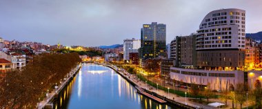 Muhteşem bir sonbahar akşamı panoramik şehir manzarası Bilbao seti manzarası. Bilbao, Biscay, Bask ülkesi - İspanya 'da sıcak kış.