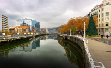 Muhteşem bir sonbahar akşamı panoramik şehir manzarası Bilbao seti manzarası. Bilbao, Biscay, Bask ülkesi - İspanya 'da sıcak kış.