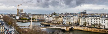 Paris 'te Seine seti. Saint-Louis adası, Tournelle Köprüsü ve Paris Katedrali yıkıcı bir yangından sonra restore edilen Notre Dame de Paris adası manzarası..