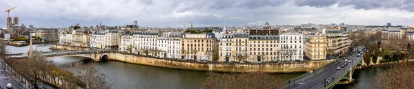 パリのセーヌ川堤防 島の景色サンルイ 橋De Tournelleとサリー橋 雄大な古代フランスの街の美しい息をのむようなパノラマの街並み — ストック写真