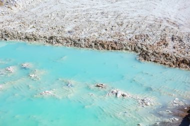 Açık maden ocağında taş ocağı porselen (kaolin) ve kuvars kumu.
